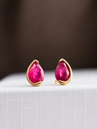 Arete de gota Rubí medio biselado en oro 14k