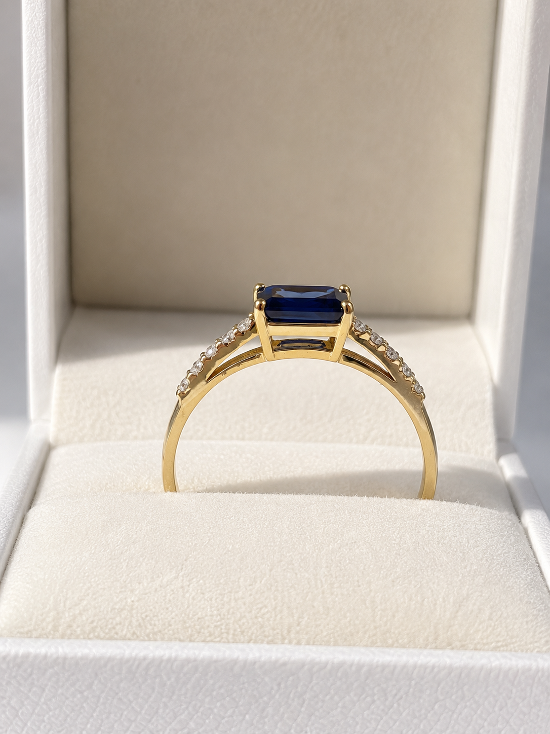 Anillo de zafiro con diamantes en oro 14k