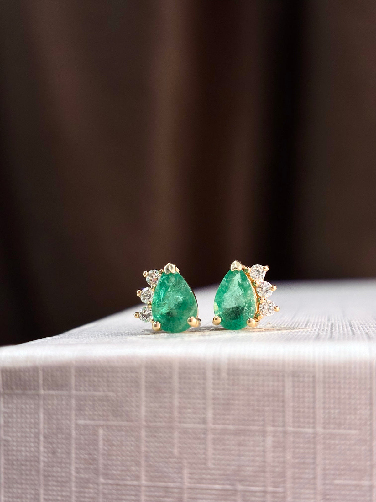 Arete gota de esmeralda con 3 mini diamantes en oro 14k