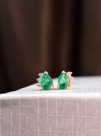 Arete gota de esmeralda con 3 mini diamantes en oro 14k