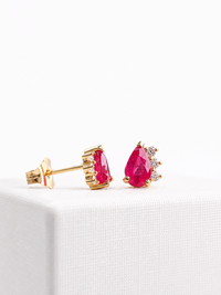 Arete gota de rubí con 3 mini diamantes en oro 14k