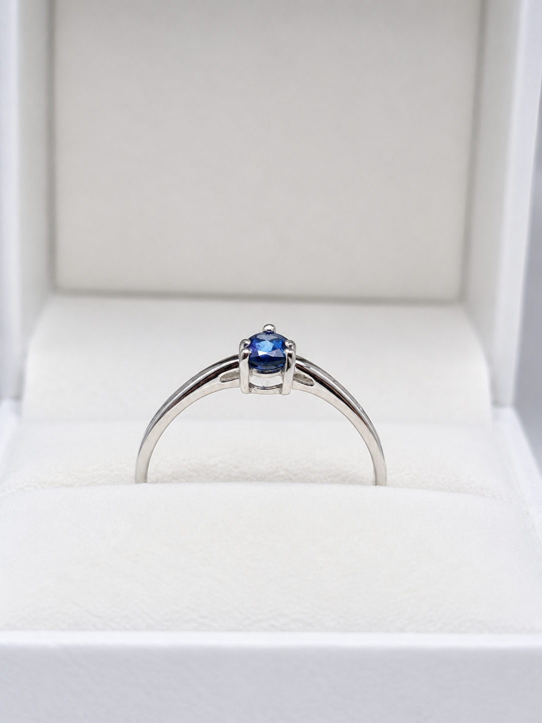 Anillo de zafiro gota en oro blanco 14k