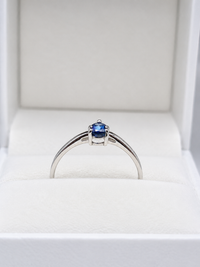 Anillo de zafiro gota en oro blanco 14k
