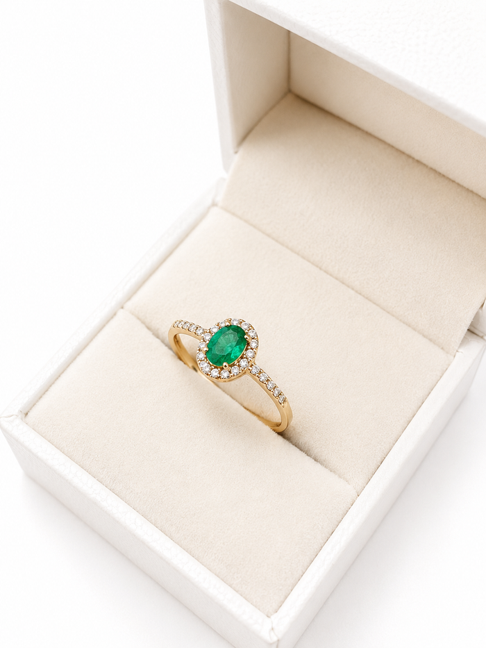 Anillo oval de esmeralda con halo de diamantes naturales en oro 14k