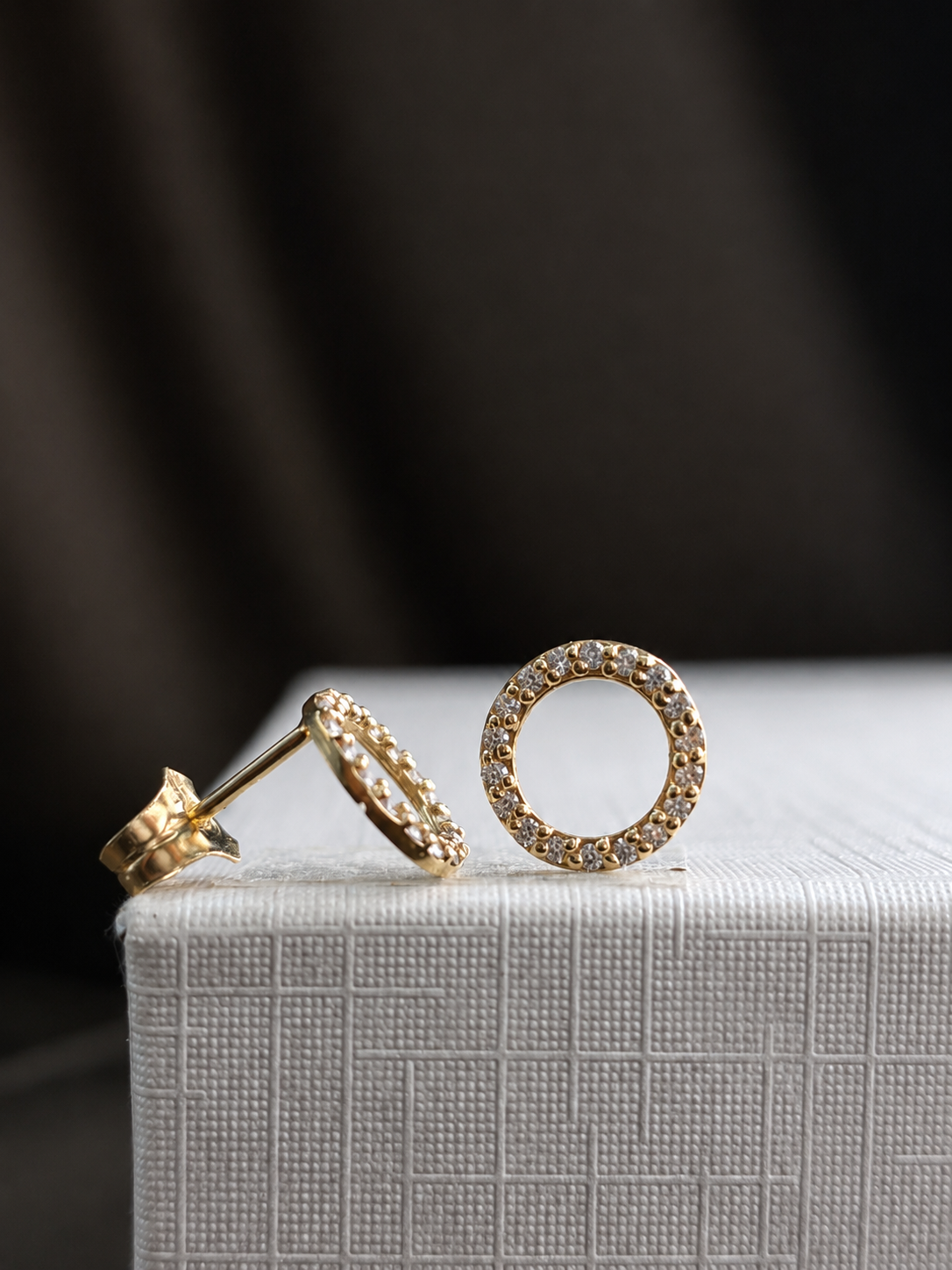 Aretes silueta de diamantes naturales en oro 14k