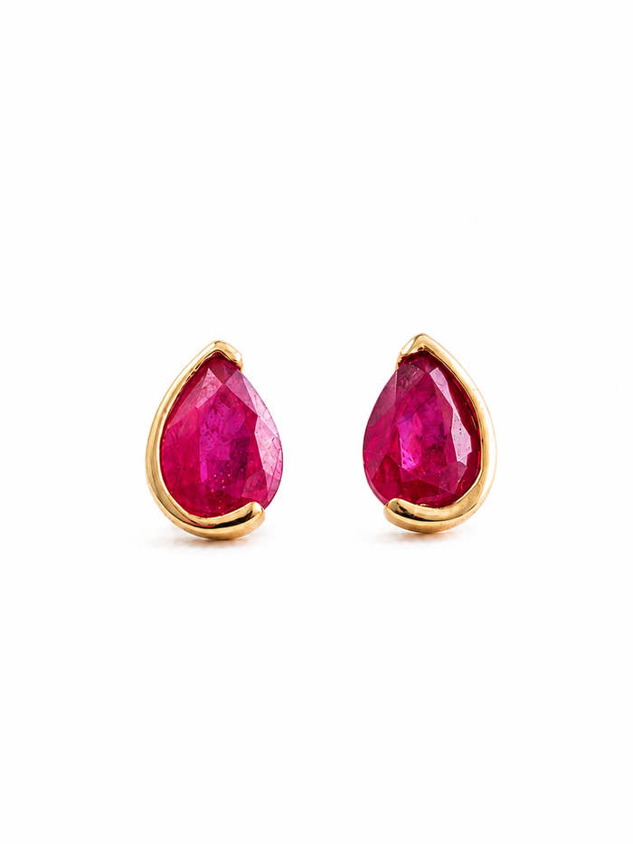 Arete de gota Rubí medio biselado en oro 14k