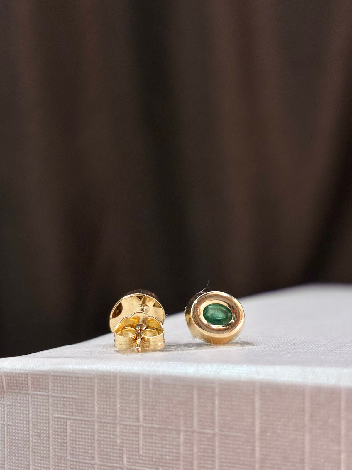 Arete biselado de esmeralda en oro 14k