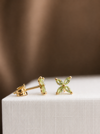 Arete flor de peridoto en oro 14k