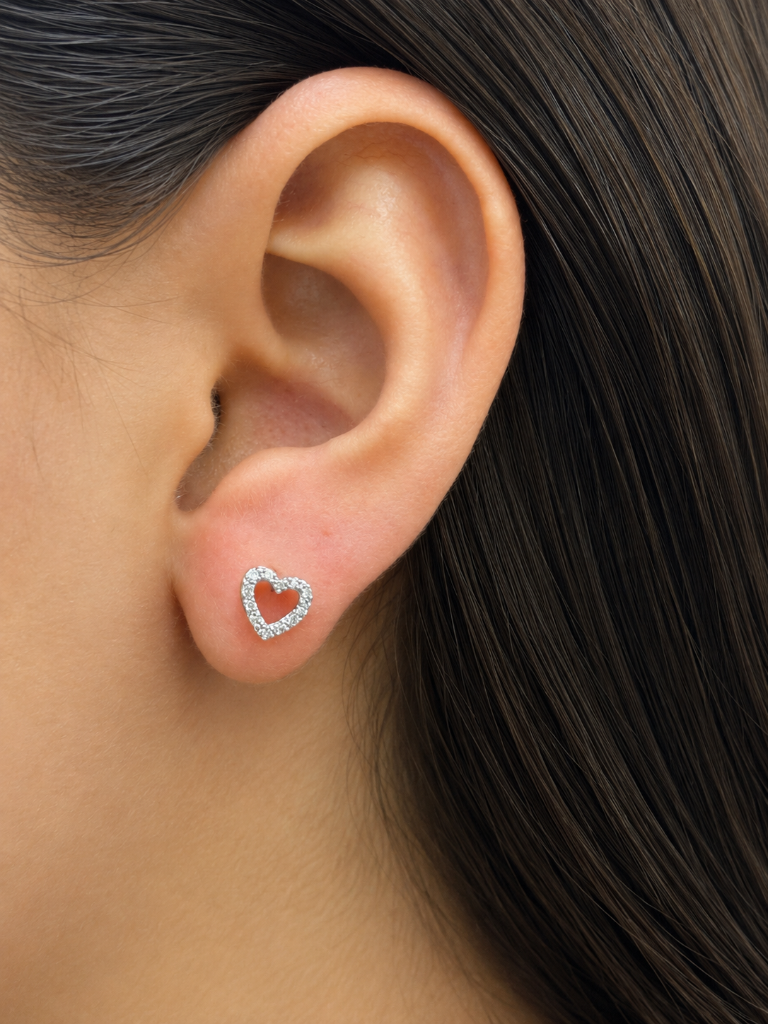 Arete corazón con diamantes naturales en oro 14k