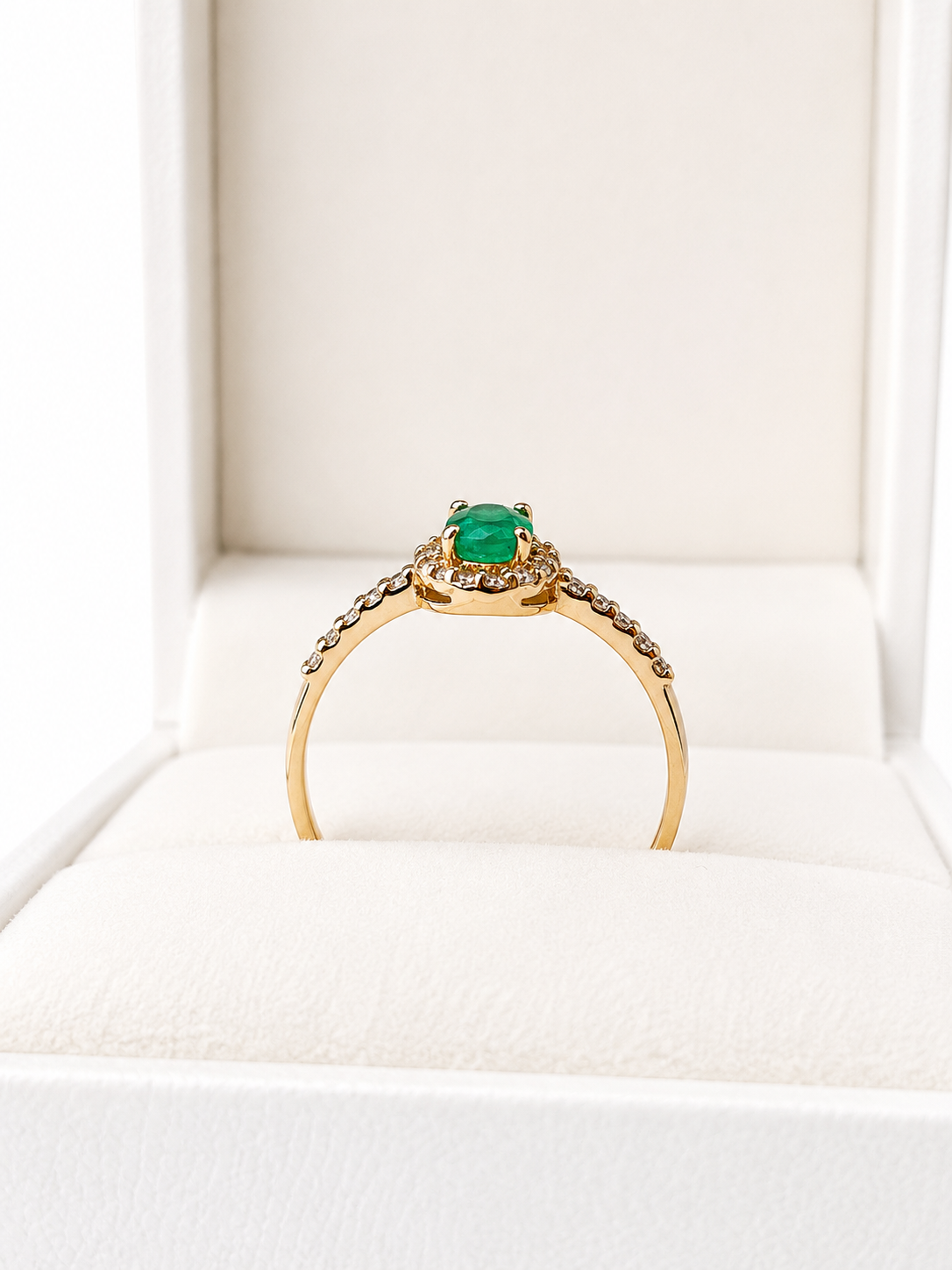 Anillo oval de esmeralda con halo de diamantes naturales en oro 14k