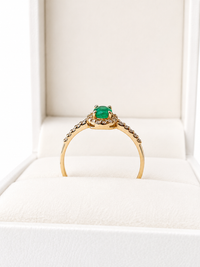 Anillo oval de esmeralda con halo de diamantes naturales en oro 14k