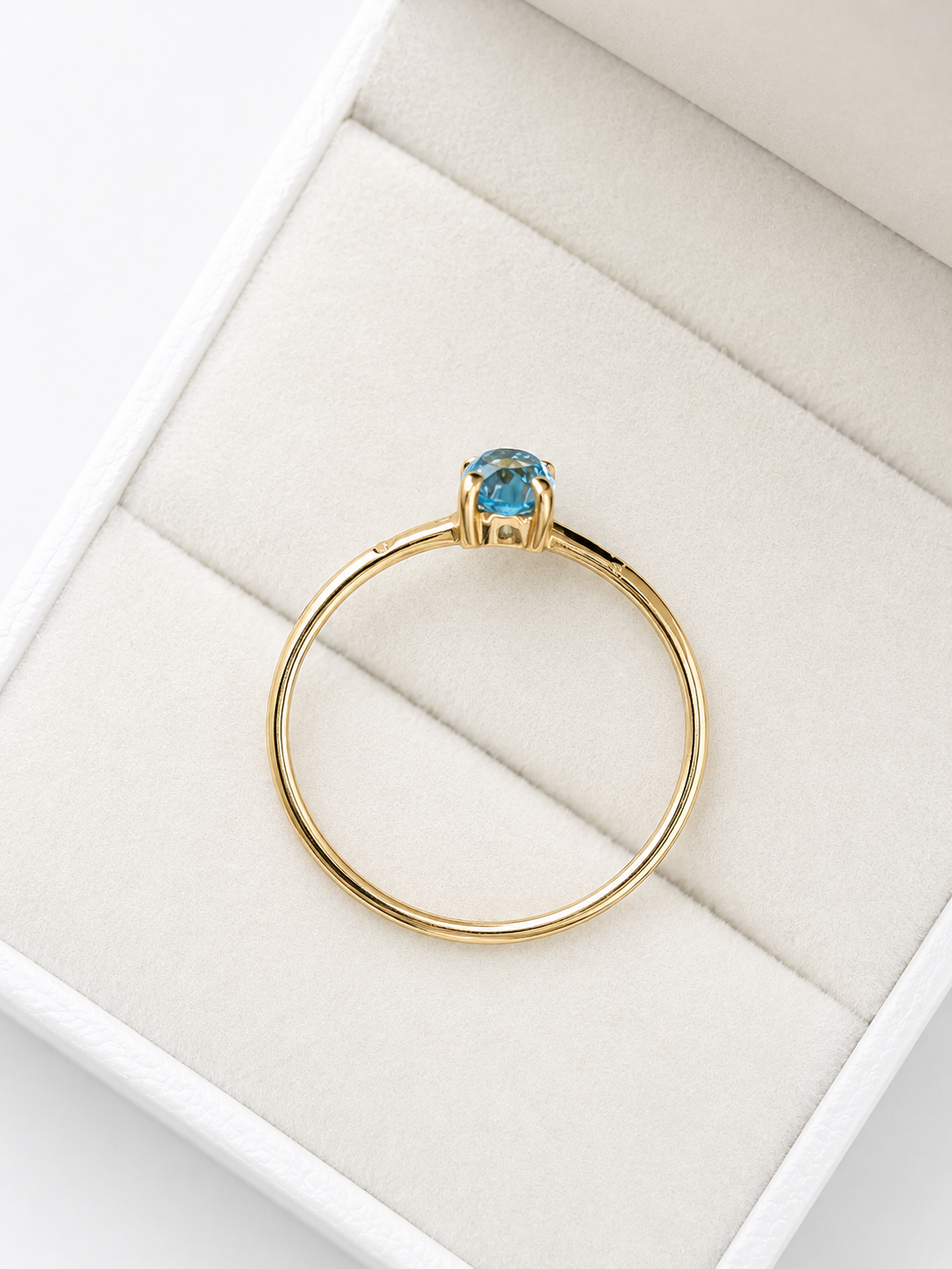 Anillo corazón aguamarina y 2 mini diamantes en oro 14k
