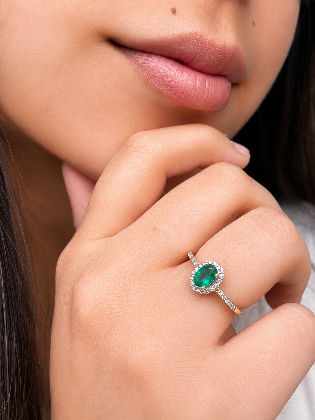 Anillo oval de esmeralda con halo de diamantes naturales en oro 14k
