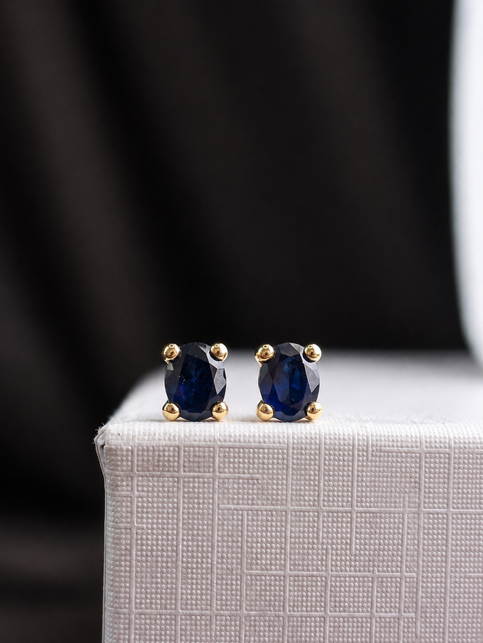 Arete oval zafiro natural en oro 10k