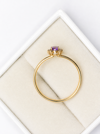 Anillo de amatista oval con halo de diamantes en oro 14k
