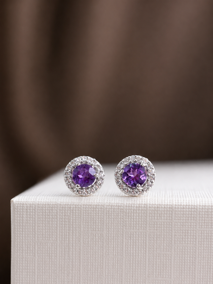 Arete de amatista con halo de diamantes en oro blanco 14k