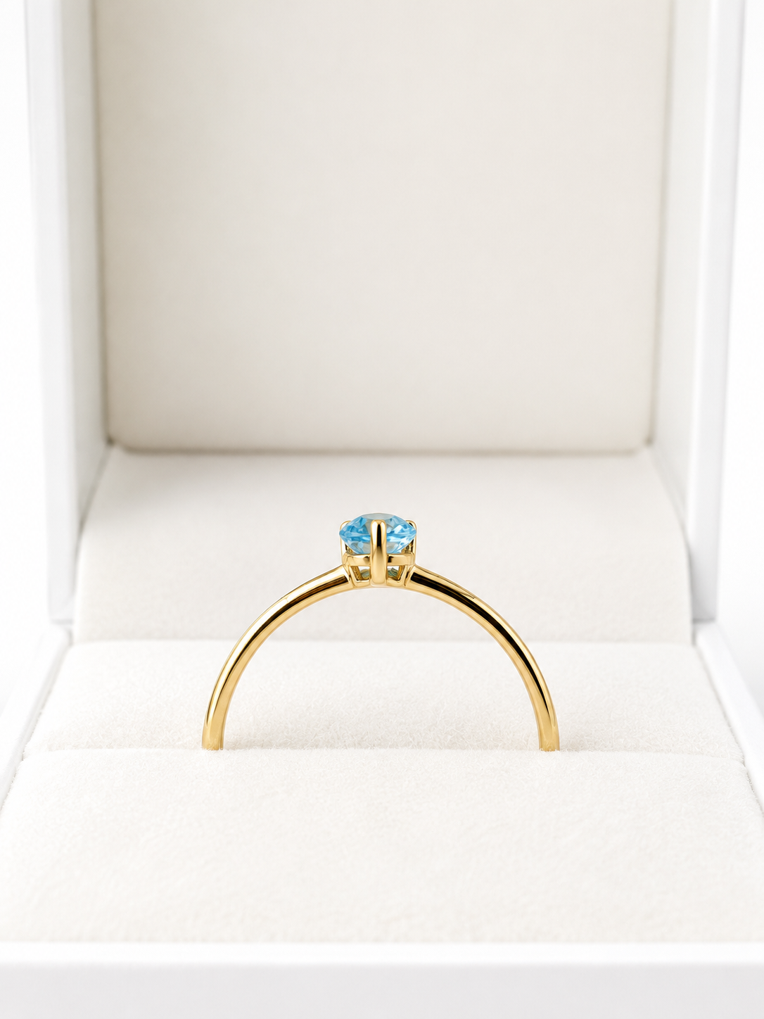 Anillo corazón aguamarina y 2 mini diamantes en oro 14k