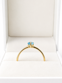 Anillo corazón aguamarina y 2 mini diamantes en oro 14k