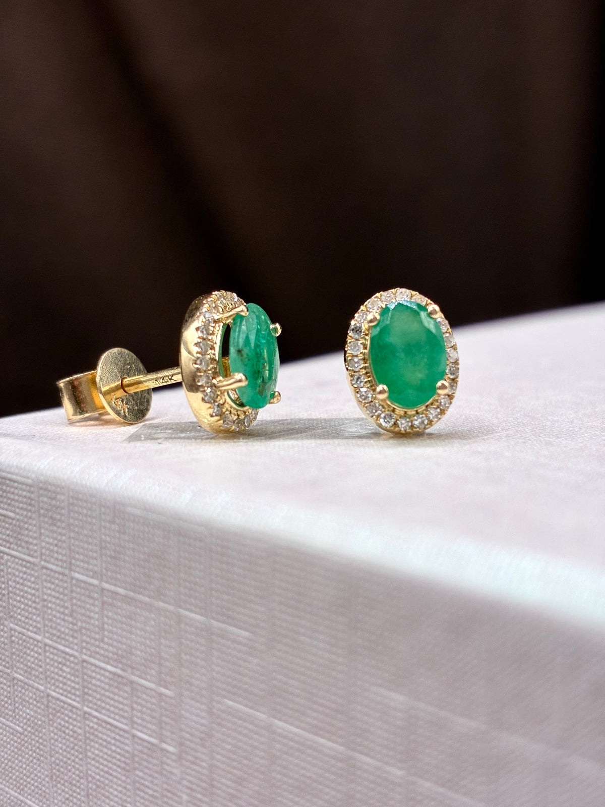 Arete oval de esmeralda con halo de diamantes naturales en oro 14k
