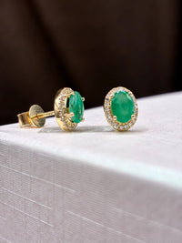 Arete oval de esmeralda con halo de diamantes naturales en oro 14k