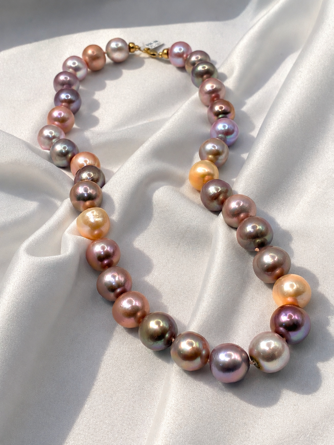 Collar de perla rosa con broche de oro 10k