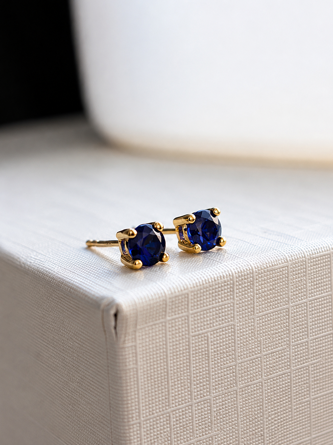 Arete mini zafiro en oro 14k