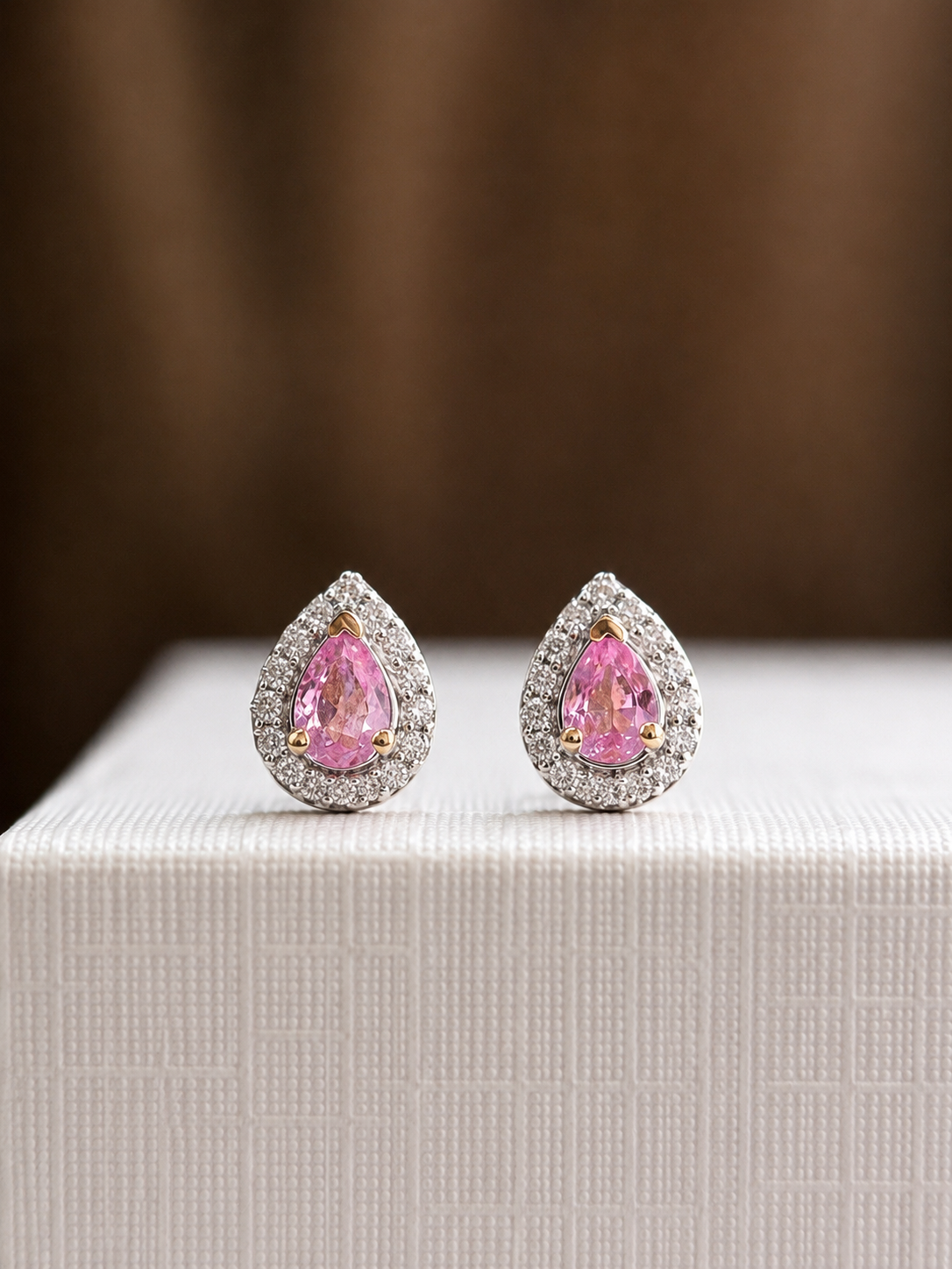 Arete gota Turmalina Rosa con halo de diamantes en oro 14k