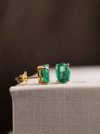 Arete oval de esmeralda en oro 14k