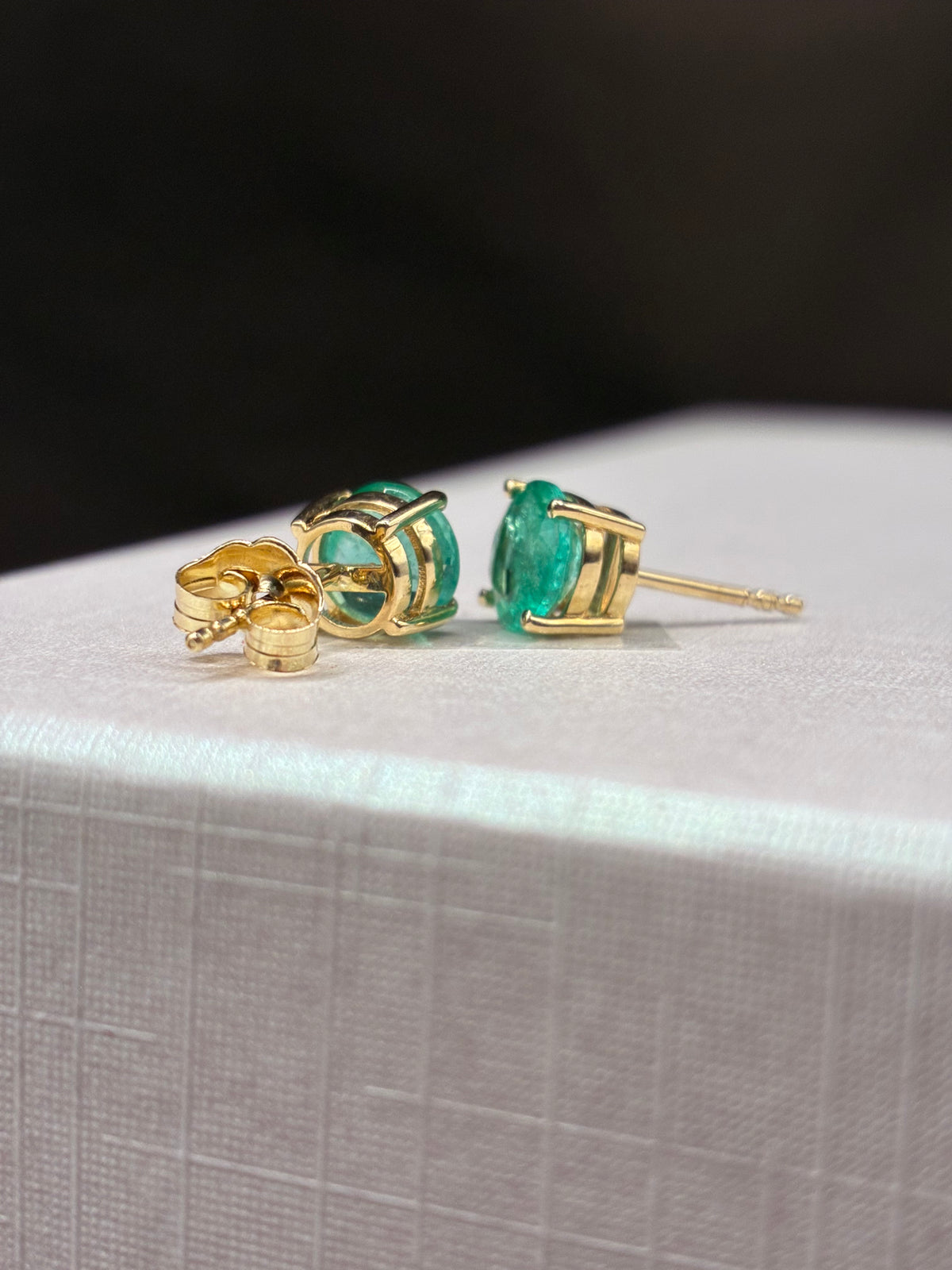 Aretes de esmeralda en oro 14k