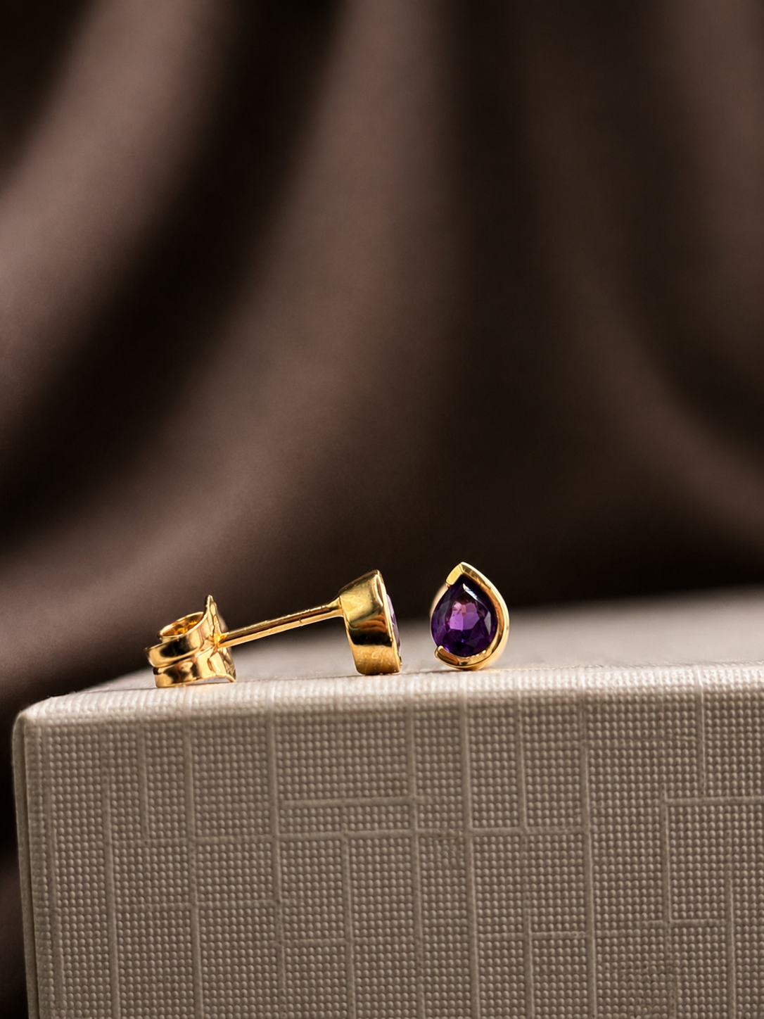 Arete mini gota medio biselado en oro 14k