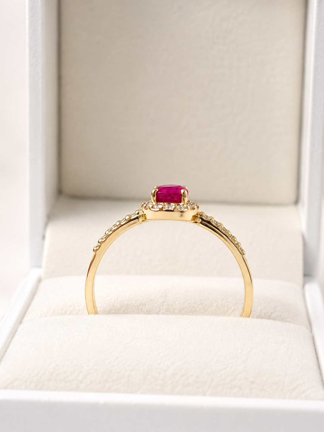 Anillo de rubi oval con halo diamantes en oro 14k