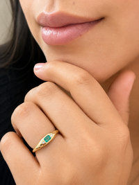 Anillo de esmeralda con 2 diamantes en oro 14k