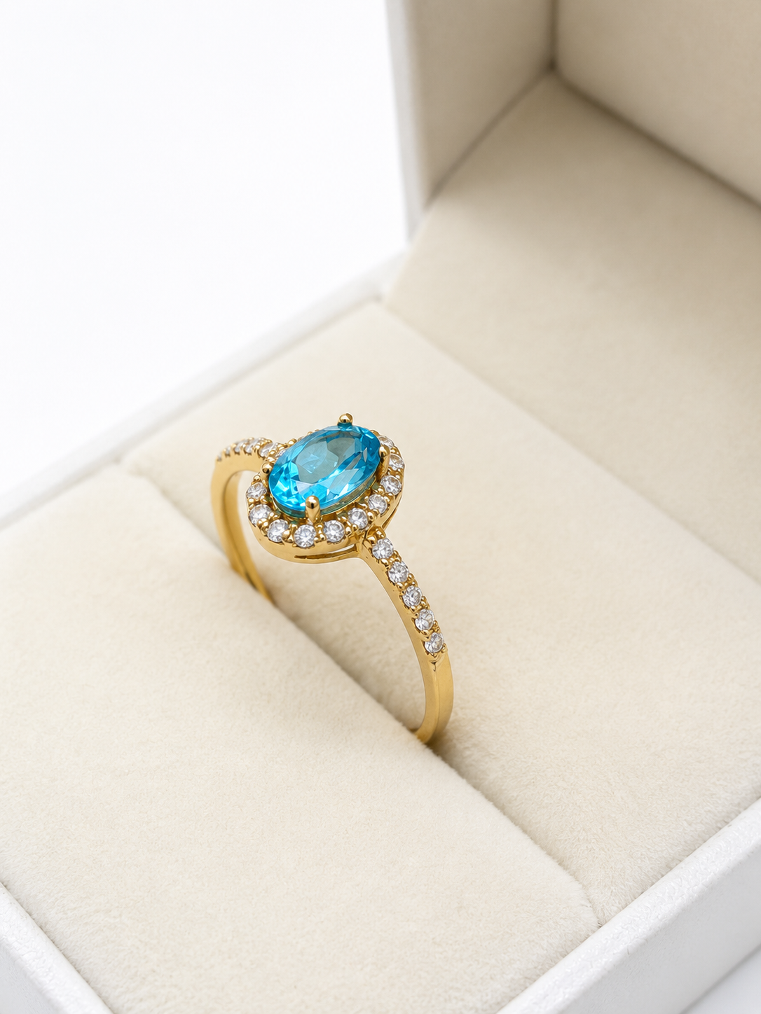 Anillo oval aguamarina con halo de diamantes en oro 14k
