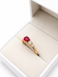 Anillo de rubi oval con 2 diamantes en oro 14k