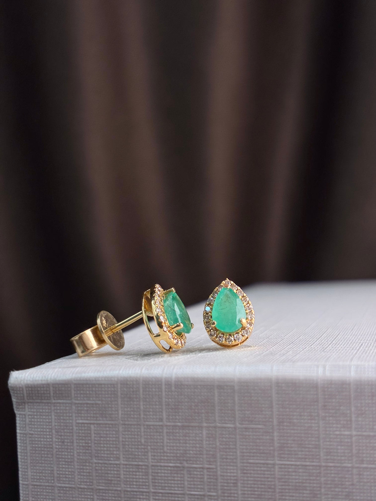 Arete gota de esmeralda con halo de diamantes en oro 14k