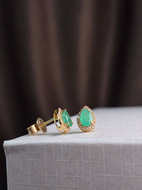 Arete gota de esmeralda con halo de diamantes en oro 14k