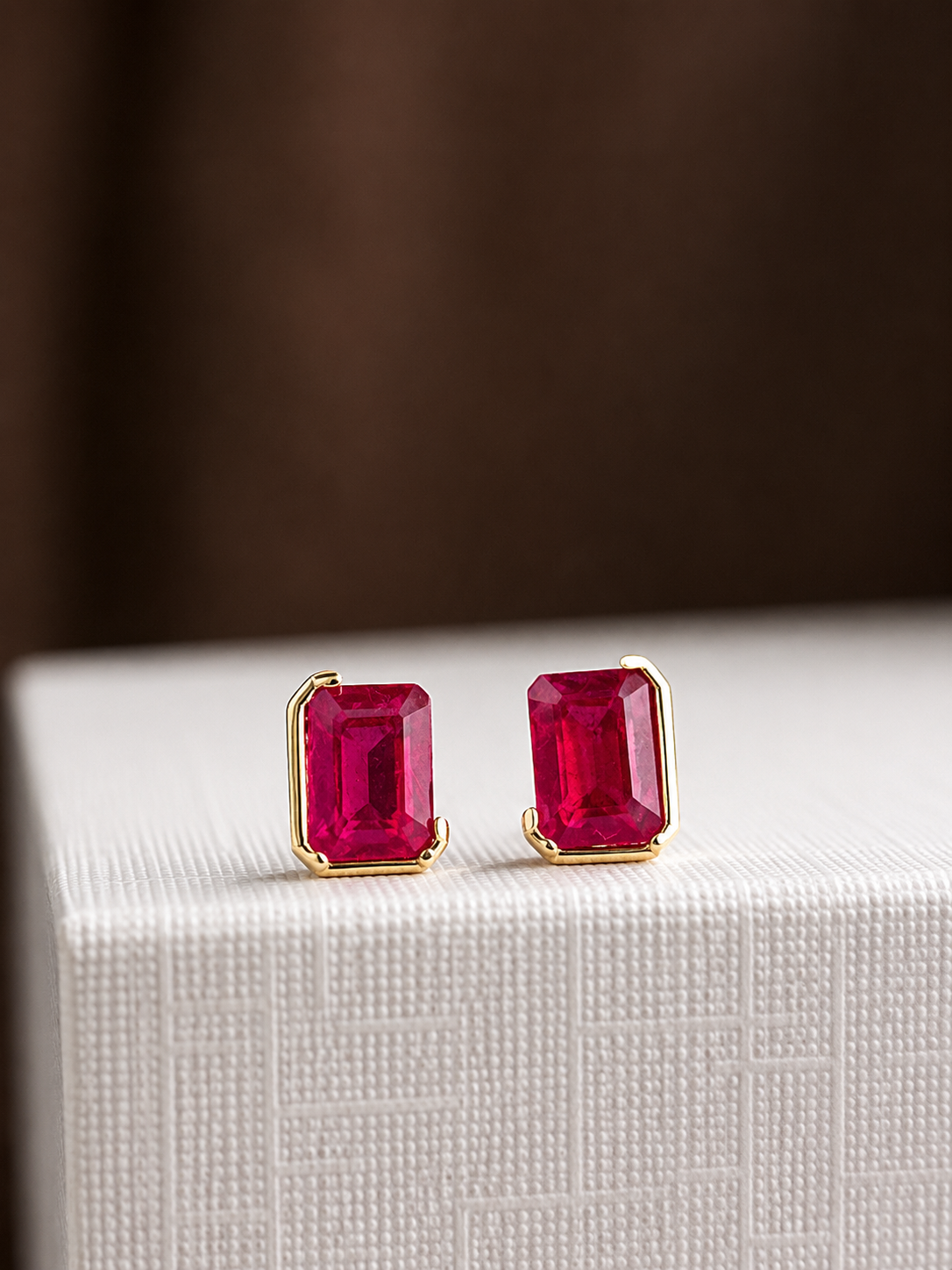 Arete de rubí medio biselado en oro 14k