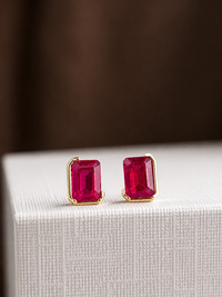 Arete de rubí medio biselado en oro 14k