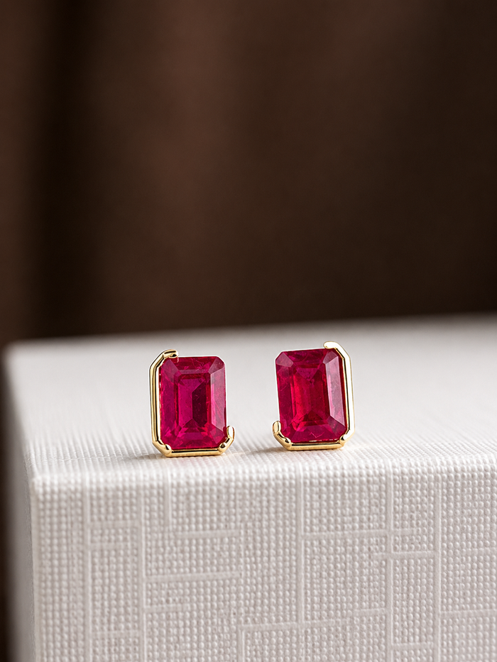 Arete de rubí medio biselado en oro 14k