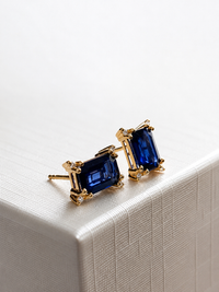 Arete rectangular de zafiro con 4 mini diamantes en oro 14k