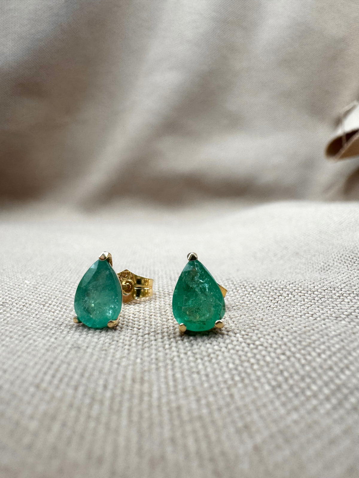 Arete gota en esmeralda