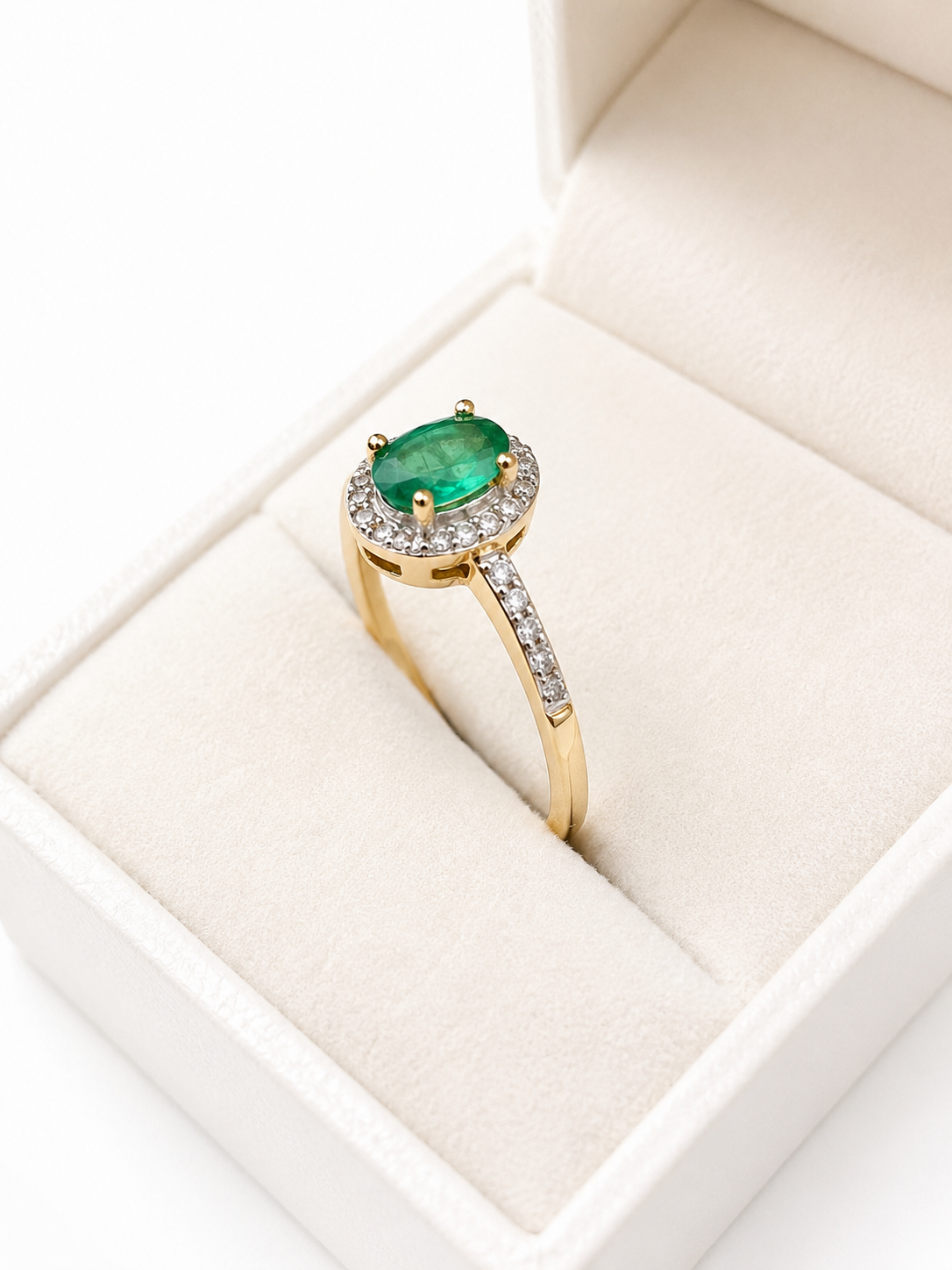Anillo oval de esmeralda con halo de diamantes naturales en oro 14k