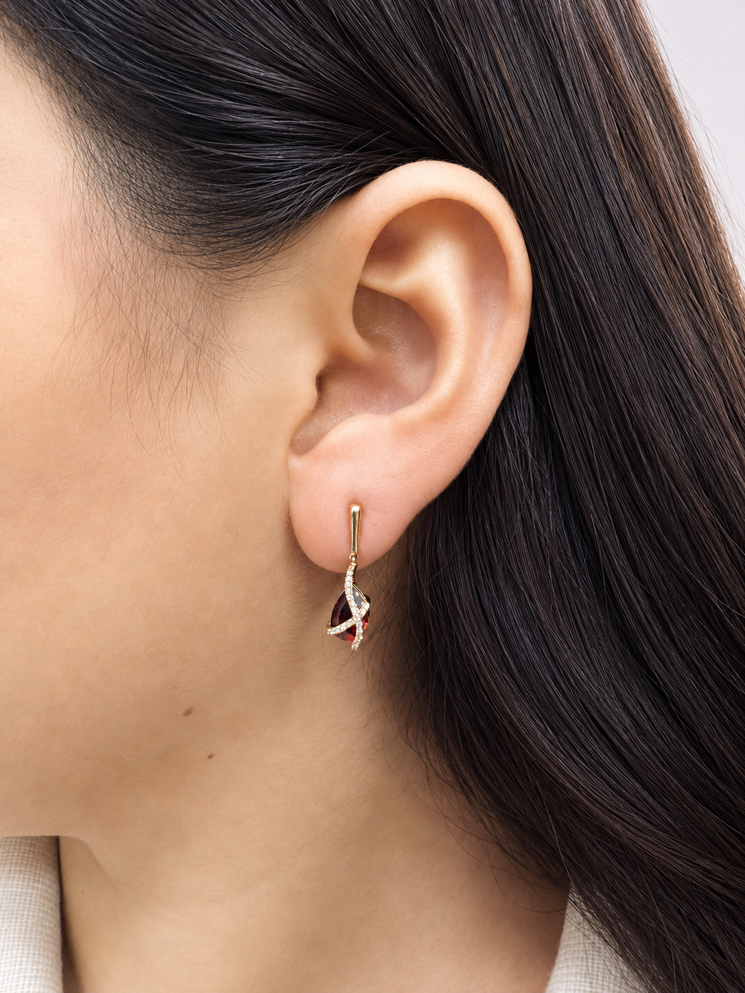 Arete largo de granate  con diamantes en oro 14k