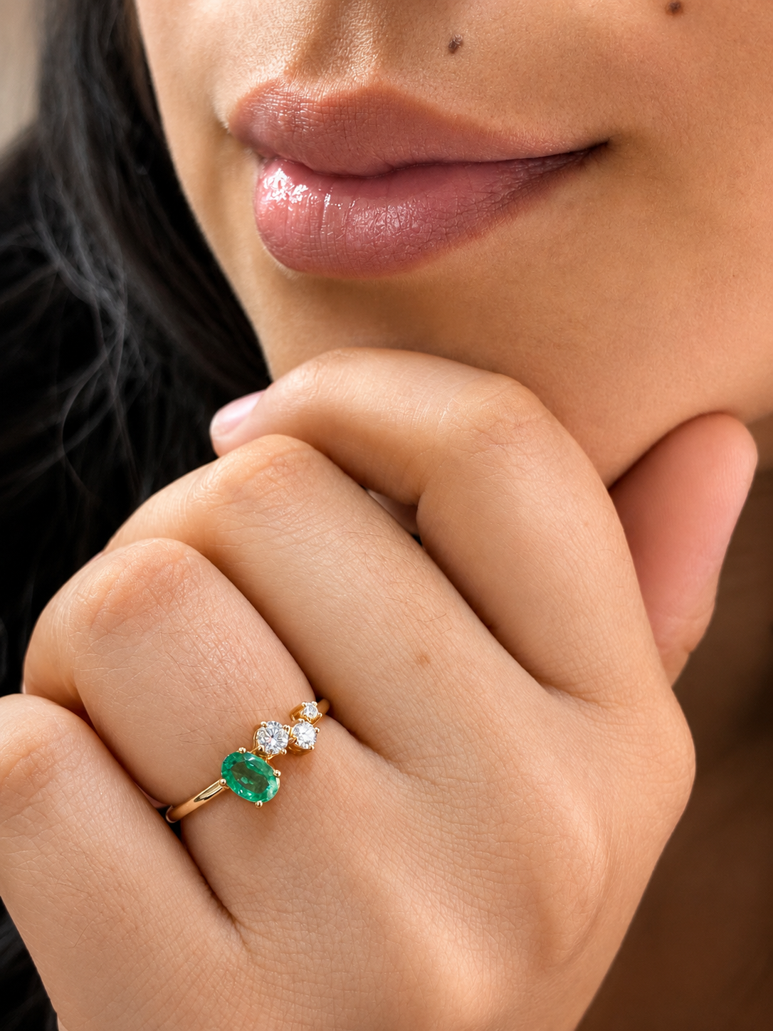 Anillo de esmeralda oval con 3 diamantes en oro 14k