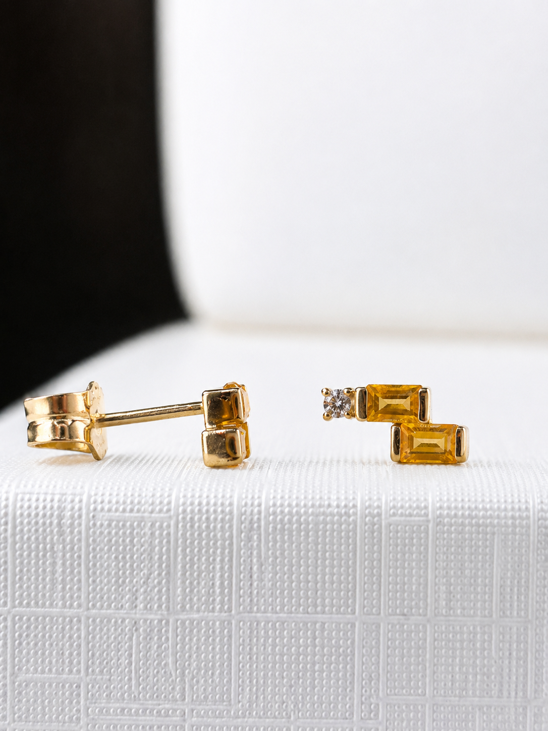 Arete de citrino con un mini diamante en oro 14k