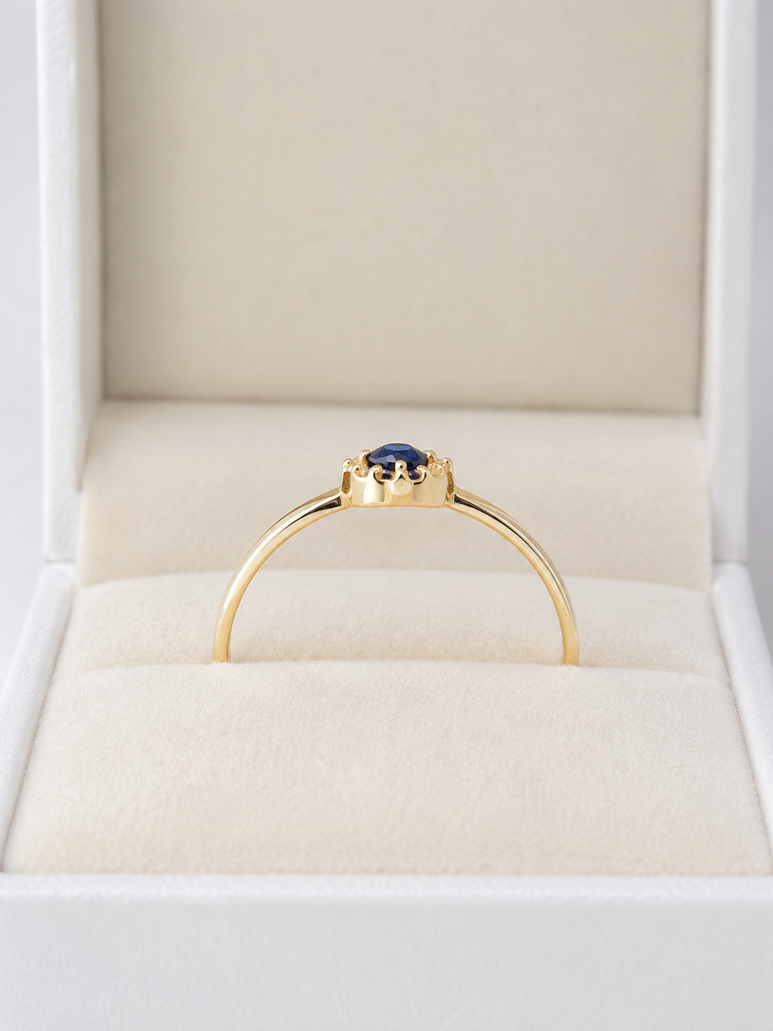 Anillo de zafiro con halo de diamantes en oro 14k