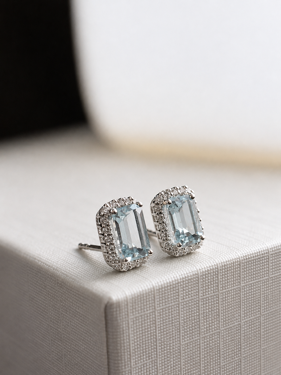 Aretes de aguamarina con halo de diamantes en oro 14k