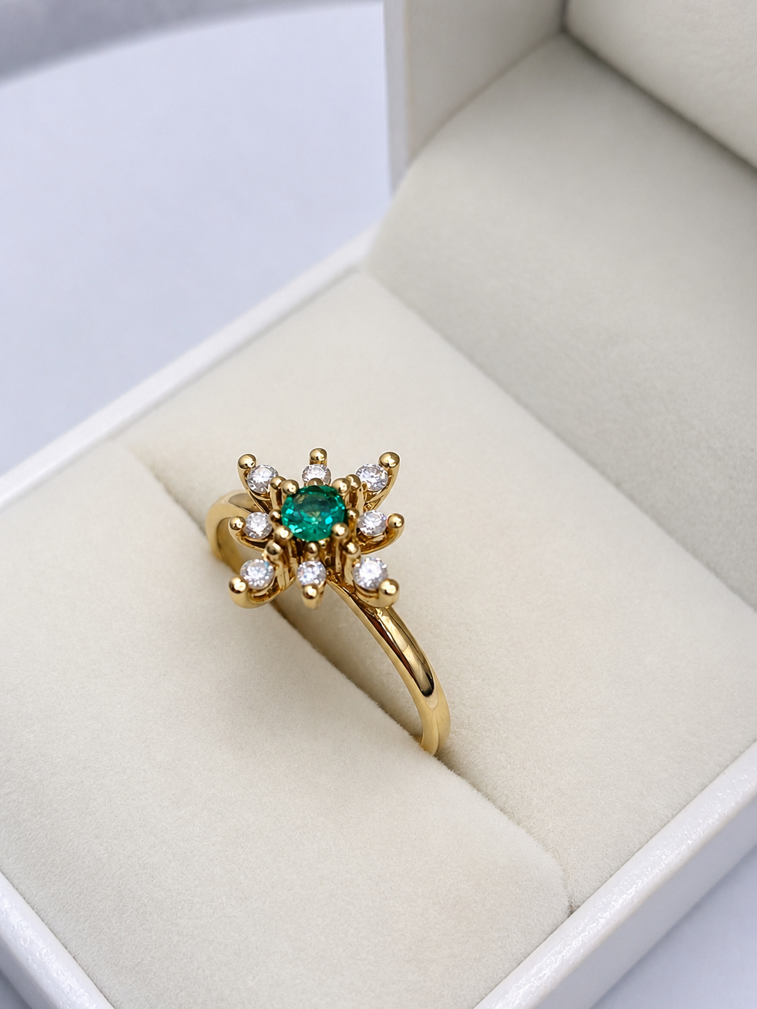 Anillo de esmeralda con diamantes naturales en oro 14k