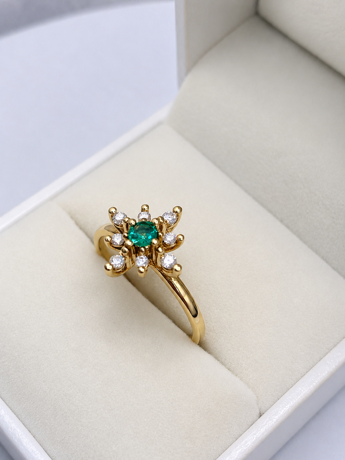 Anillo de esmeralda con diamantes naturales en oro 14k