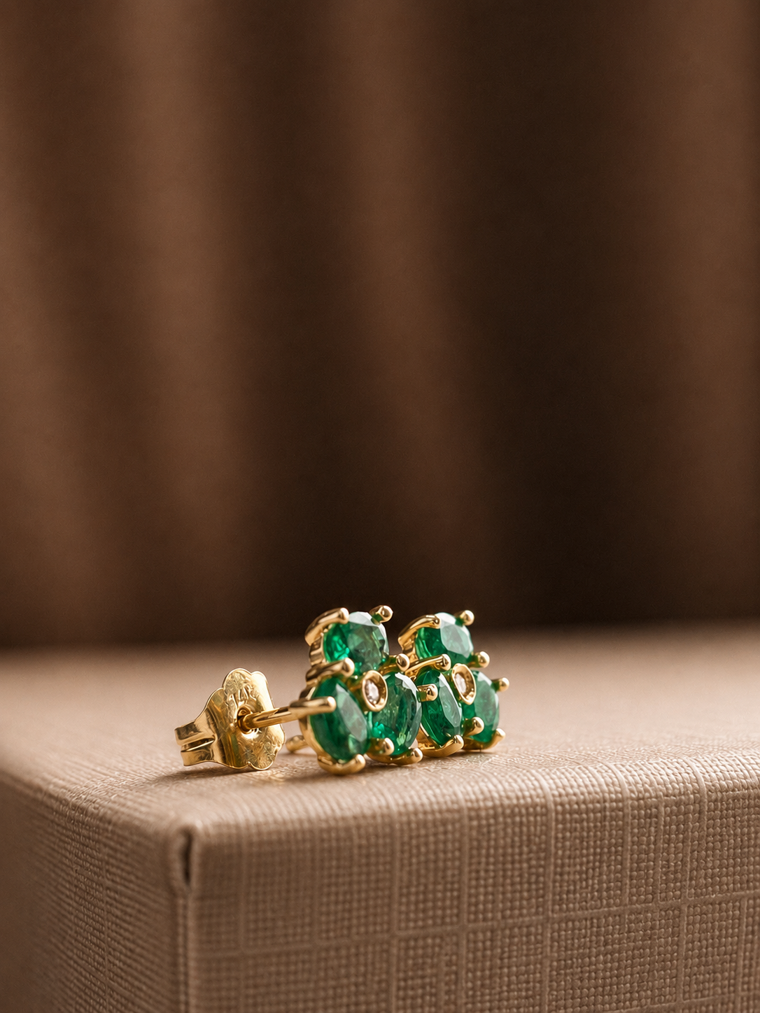 Arete de flor esmeralda en oro 14k